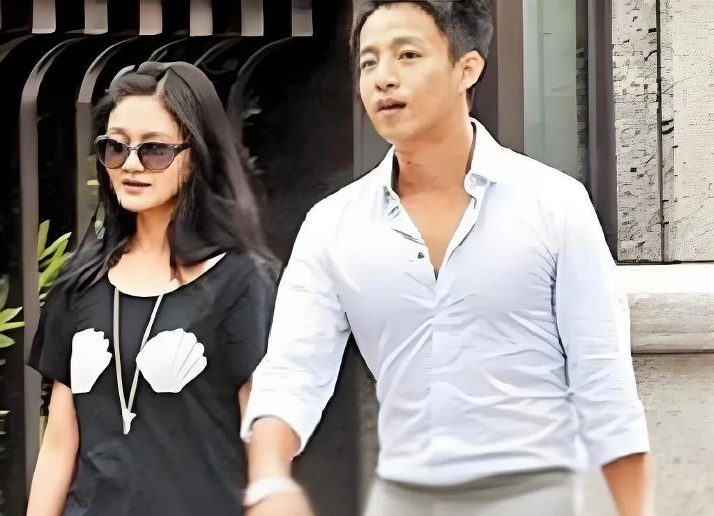 大S和汪小菲两败俱伤，也许原因挺简单。大S在结婚之初的确是非常幸福的，