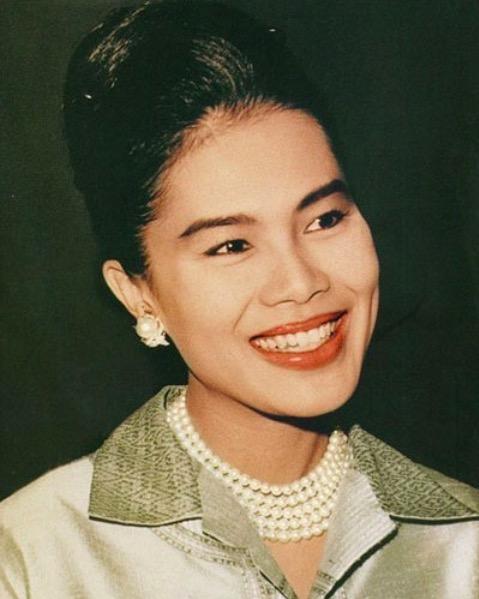 诗丽吉王后和保镖有夫妻相，但和老国王没有夫妻相。他们夫妻俩不仅没有夫妻相，好像还