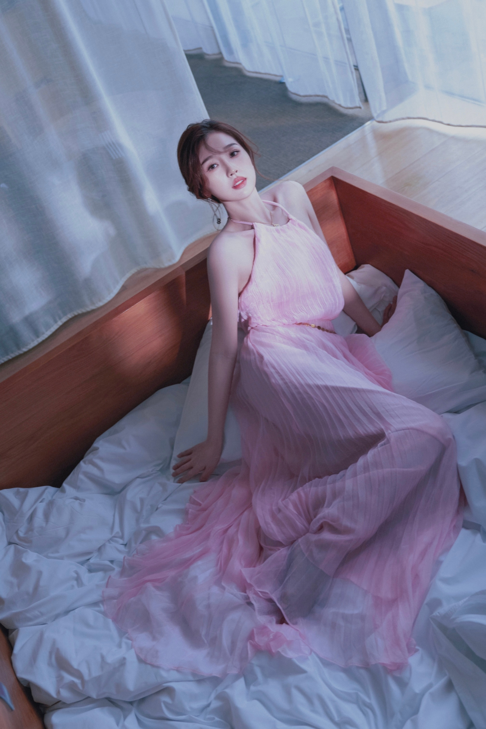 虞书欣写真大片：淡粉佳人，精致柔美虞书欣