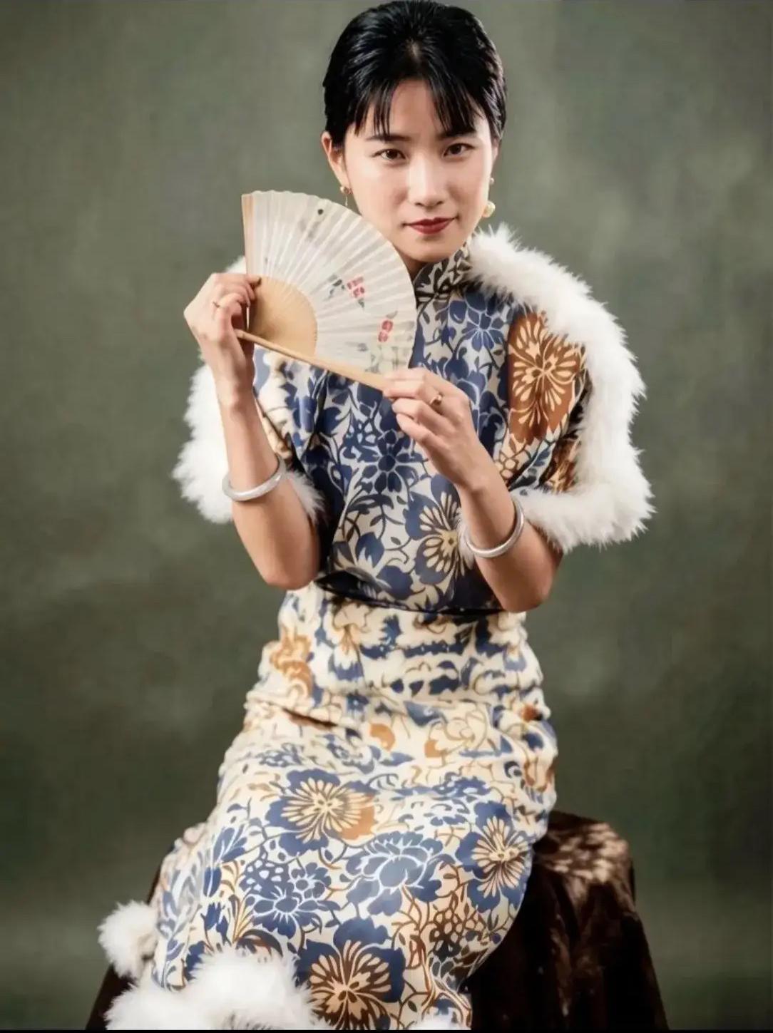 这是陆小曼少女时代的真实模样，都看看吧，她的五官精致，一双眼睛灵动含情，一抬眼就