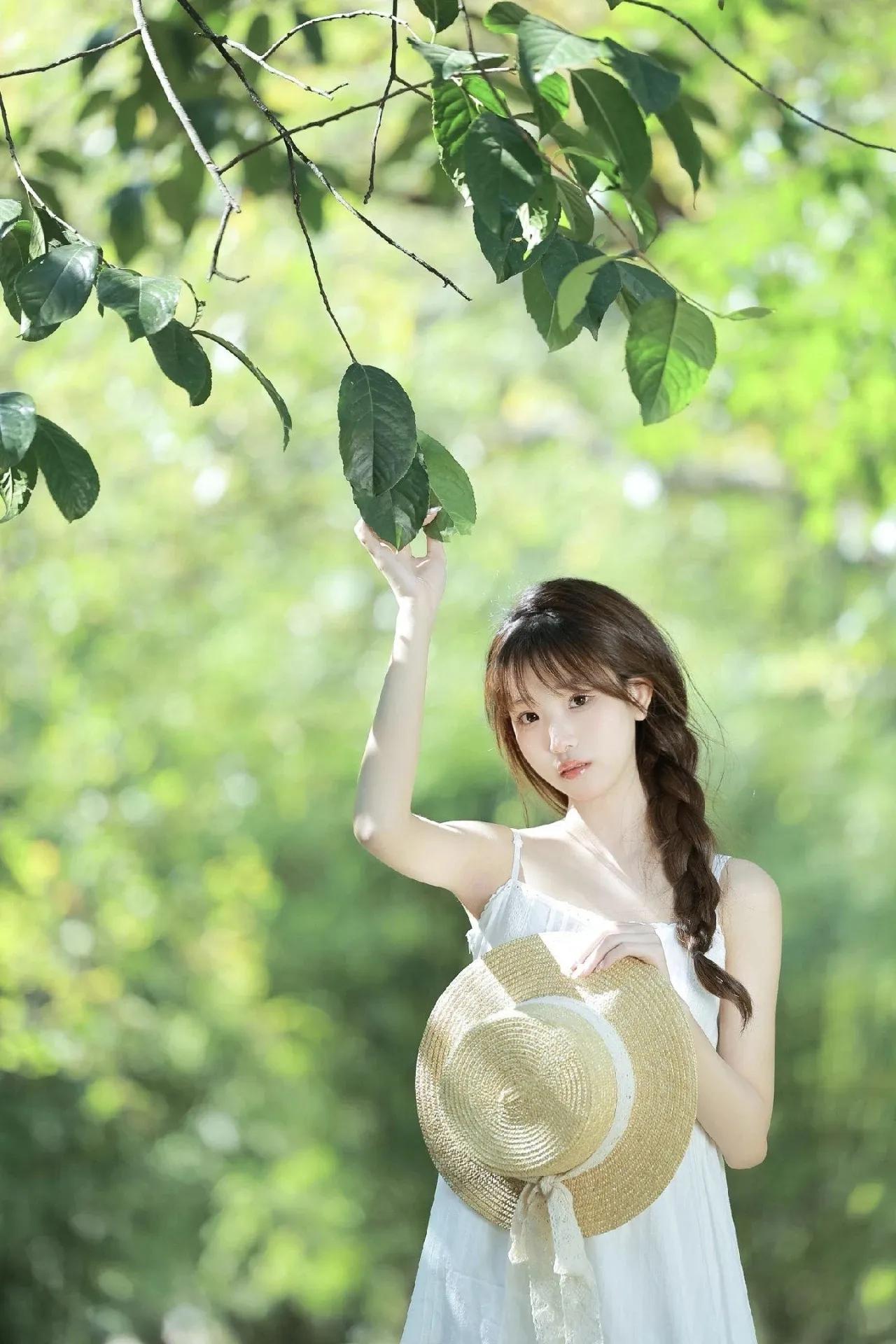 共享美人靓照公园树林拍照技巧清纯甜美的样子漂亮吗分享唯美的美照