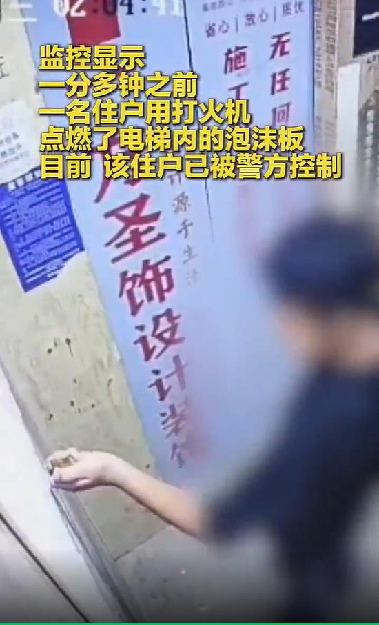 云南大理州宾川县凌晨2点左右，外卖骑手王宏琨奔波在外配送订单，走进当地一栋