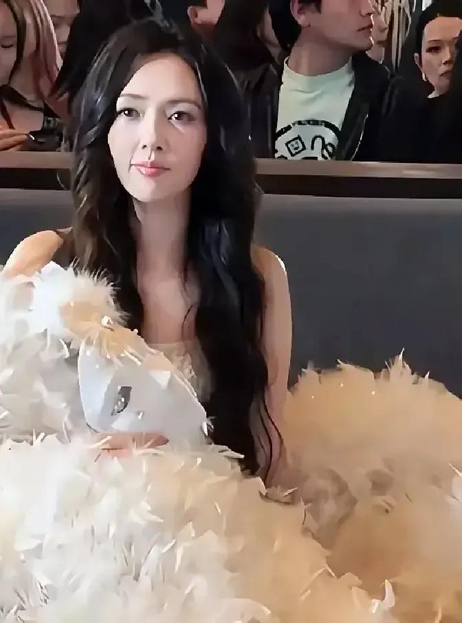 郭碧婷把头发留到锁骨以下，风一吹就盖住半张脸。照片里她低头牵女儿，碎发正好挡住