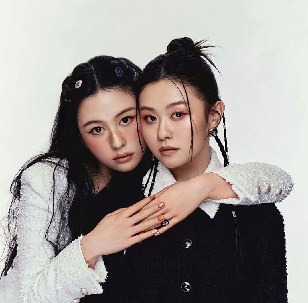 邱淑贞的大女儿和二女儿合体拍摄广告，姐妹俩的颜值都好一般，脸型五官太虐了，远不如