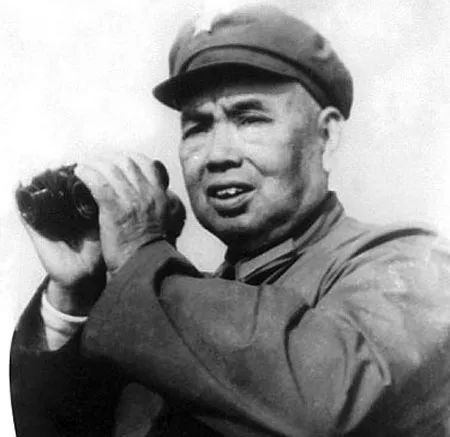 1952年，许世友将军回乡探亲，当他下车看到亲叔叔许存礼后，随即掏出枪指着他，母