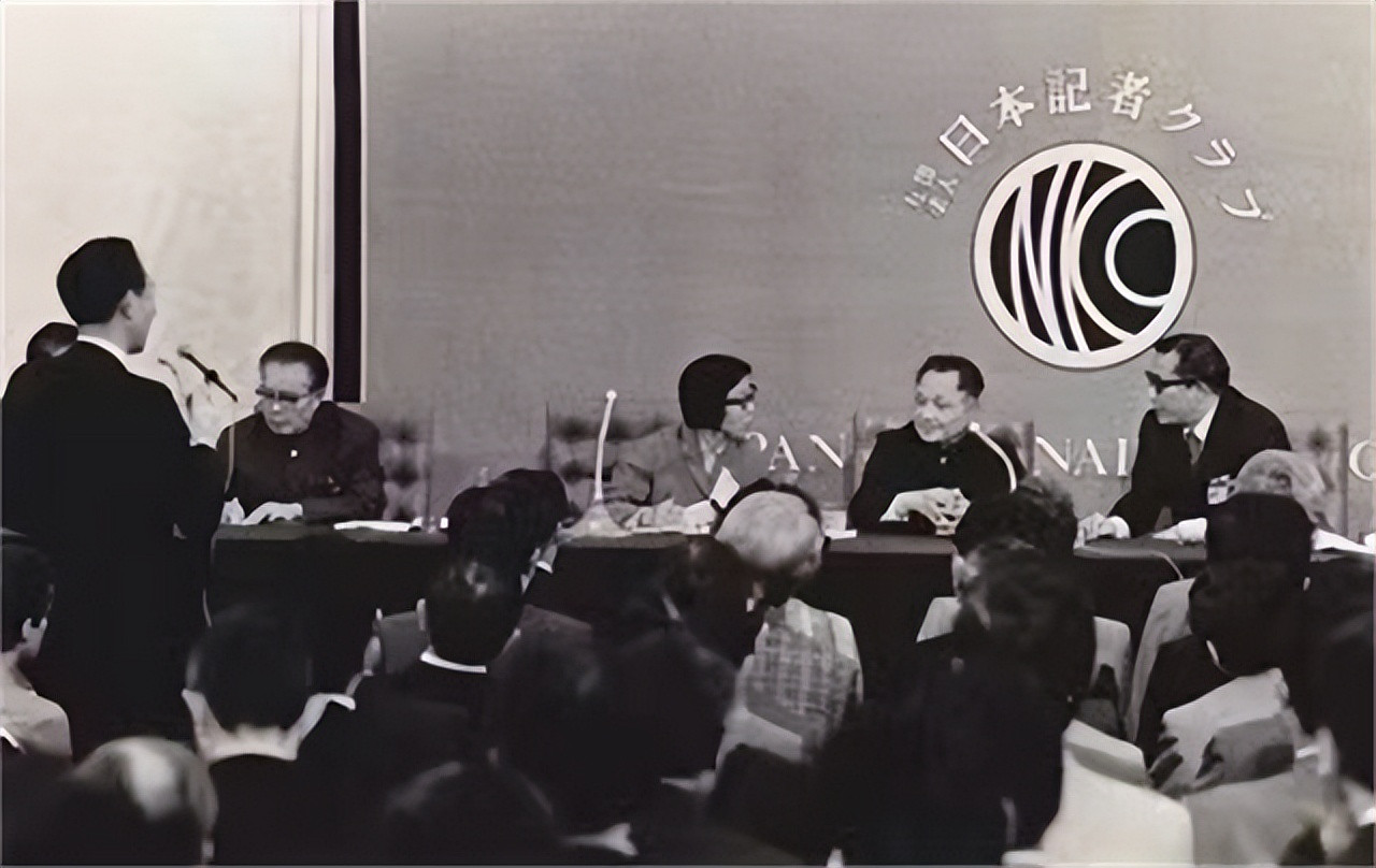 1978年，邓小平访问日本，一记者为刁难邓公，故意发问：“钓鱼岛属于哪个国家？”