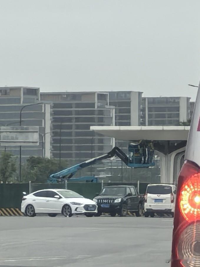 由于红灯时间比较长，小编就仔细的看了看这个建筑物，这才发现，原来这是沣东新城的智