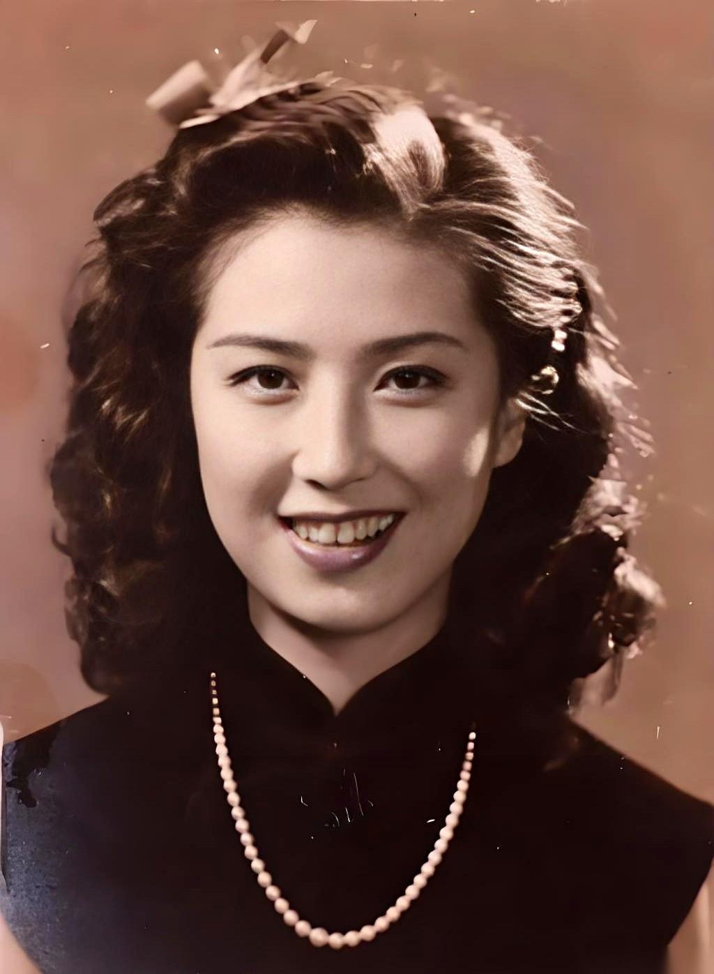 香港演艺圈混了70年的“老戏骨”胡枫，交出了一份极其反常的履历。合作过的漂亮女