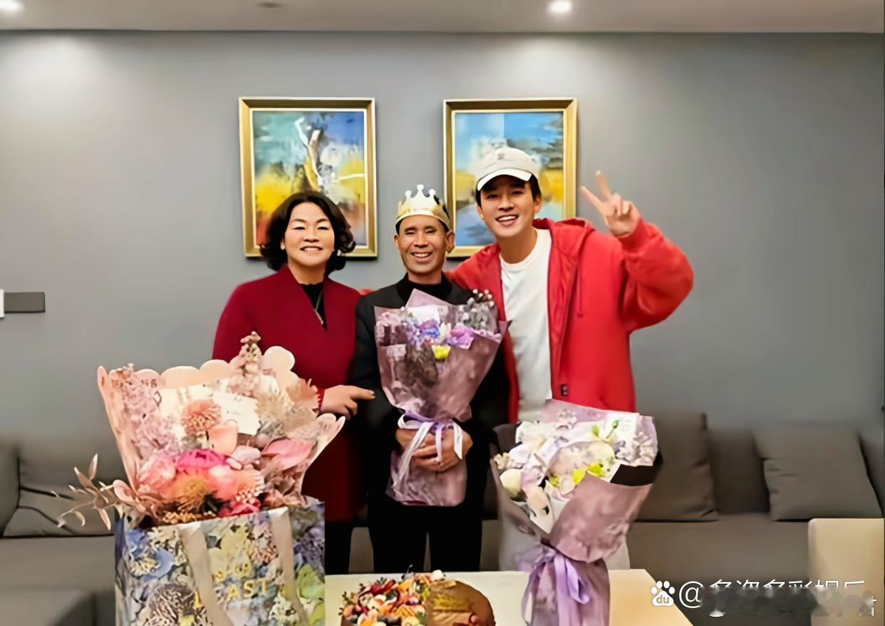 欧豪拍戏期间回家给老爸过生日，他穿着红衣特别显眼，他长得像父亲，但是青出于蓝而胜