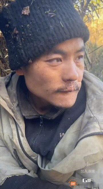 刀疤哥不是想家了，他是缺了！荒野求生第36天，刀疤哥说过，他的参赛衣服靠朋友赞助