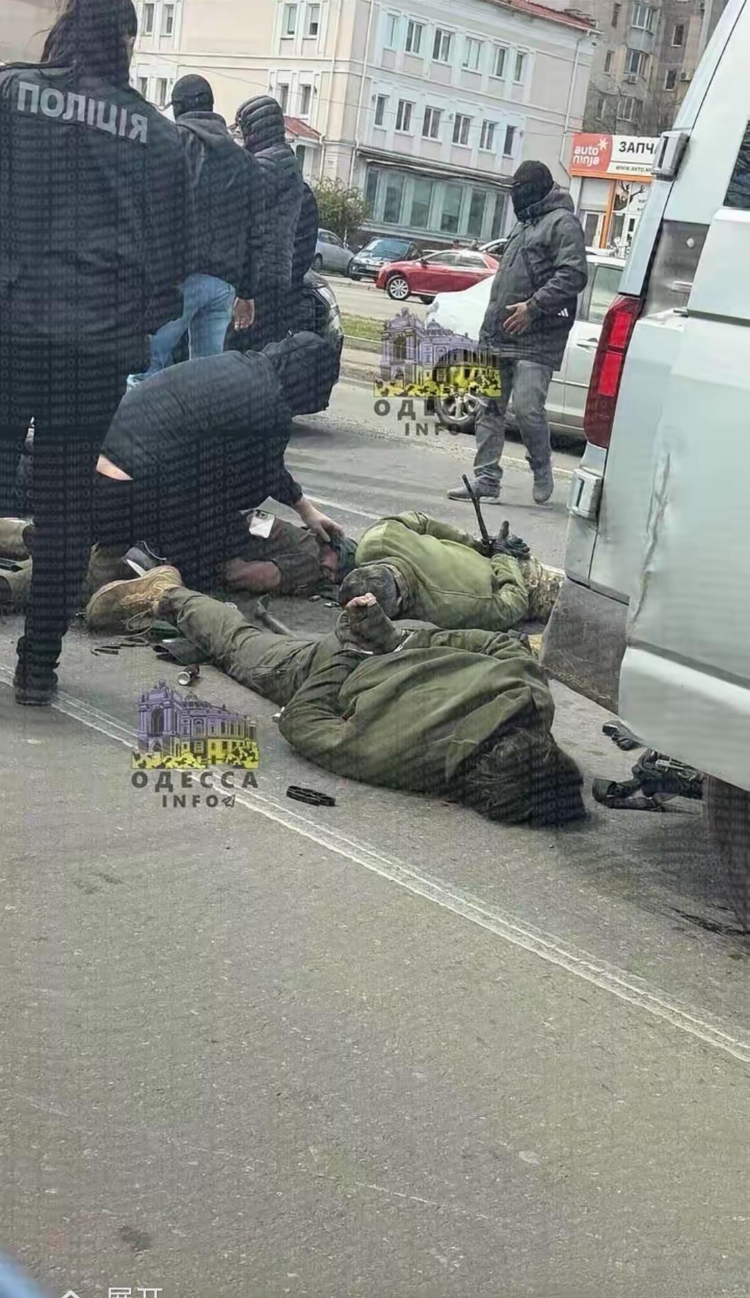 乌克兰敖德萨征兵办团伙，被乌克兰国安局一锅端啦！4月21日，乌克兰国家安全局联合