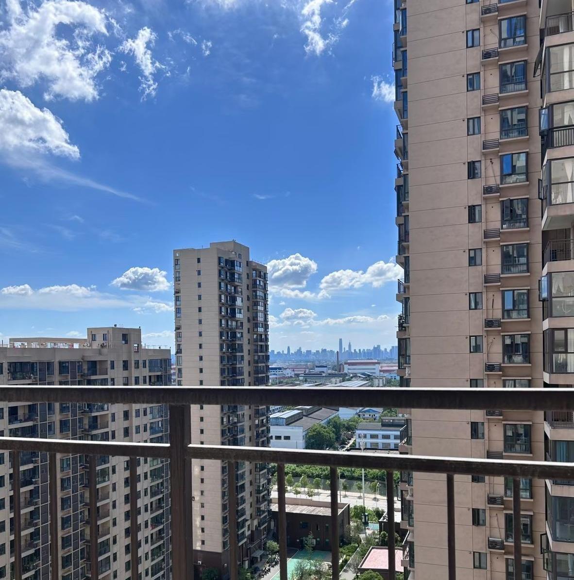 武汉的朋友去年亏了30万卖了套房，最近打开软件一看，直呼庆幸自己跑得快。他那个