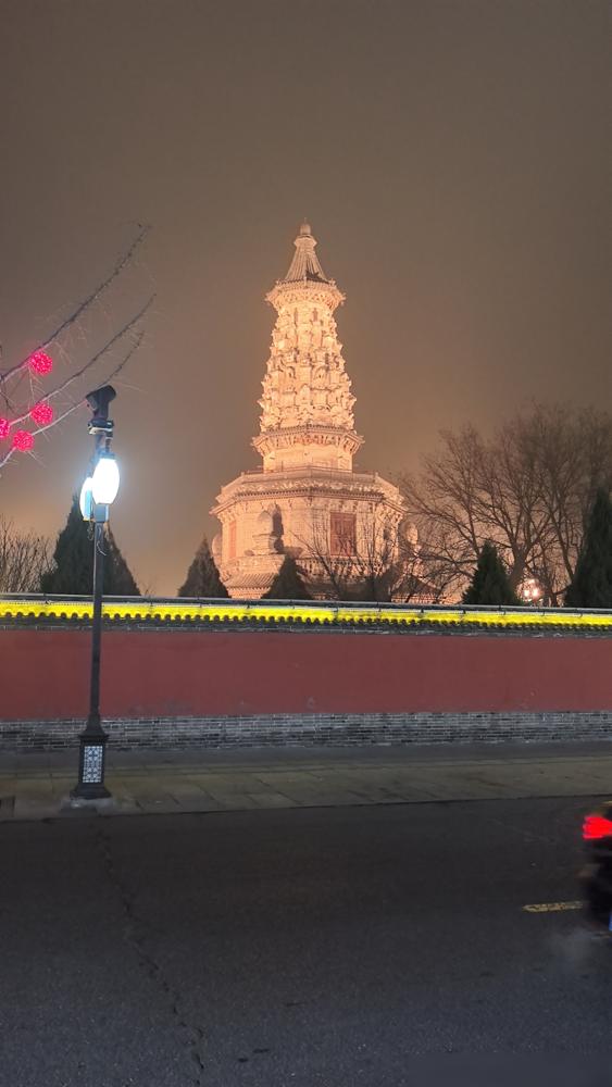 缘分啊​出差来正定了，出了火车站过来一个出租车师傅：“去哪，师傅？”我随口搭