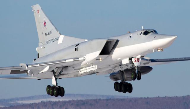 俄罗斯三吨炸弹直接炸毁乌克兰大坝，重要后勤通道被切断！超400架无人机，再次轰