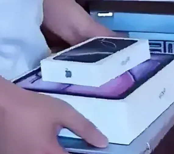 姐姐因弟弟没有给自己的孩子买“苹果三件套”，要断绝姐弟关系，，，事情的原因是