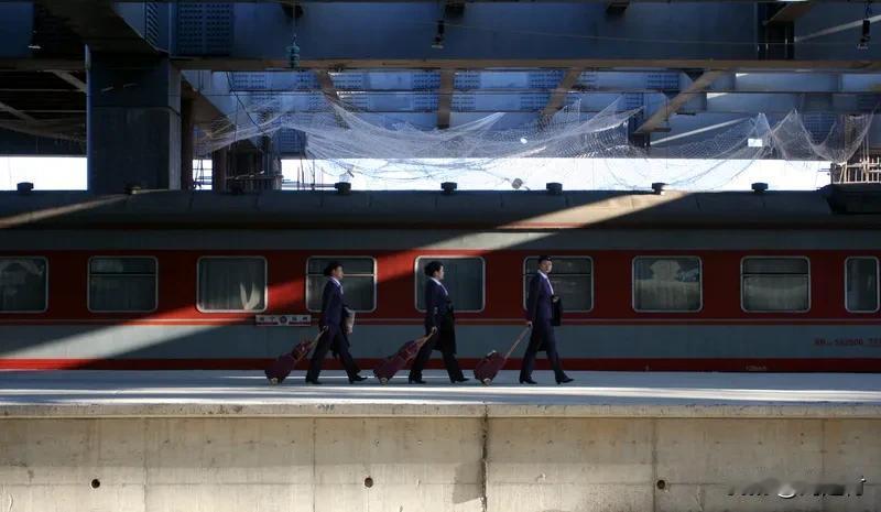 铁路回应女乘务员裙装换裤装建议铁路回应女乘务员裙装换裤装建议2026年2月，