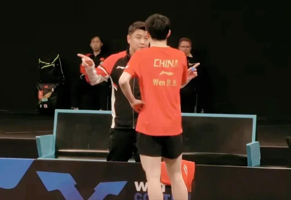 【小伙子敢打敢拼，王皓握拳嗷嗷叫】王皓以国乒主帅的大赛经验与战术视野，将策略精准