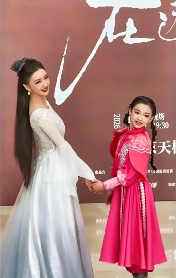 佟丽娅中场休息，在给董璇的女儿听写生字。北京天桥艺术中心的后台，她刚连跳完两