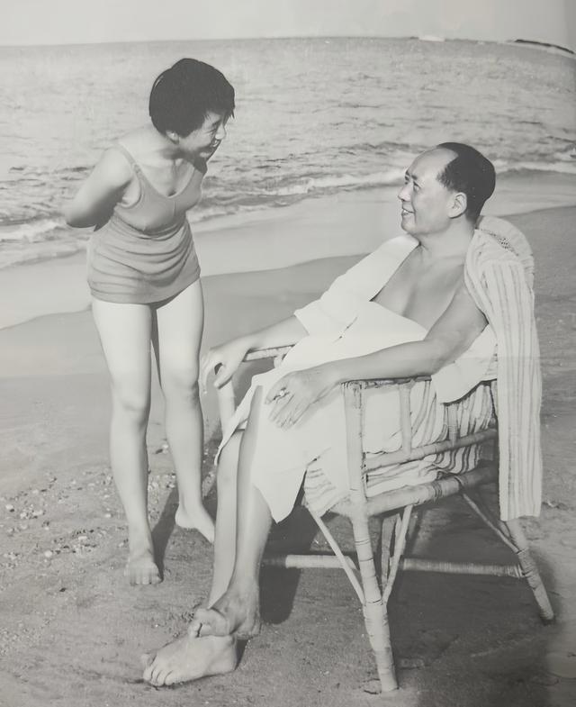 李讷一次和毛泽东聊到曹操时，一开口，就被毛泽东“怼”了。她开口第一句就是：“爸，