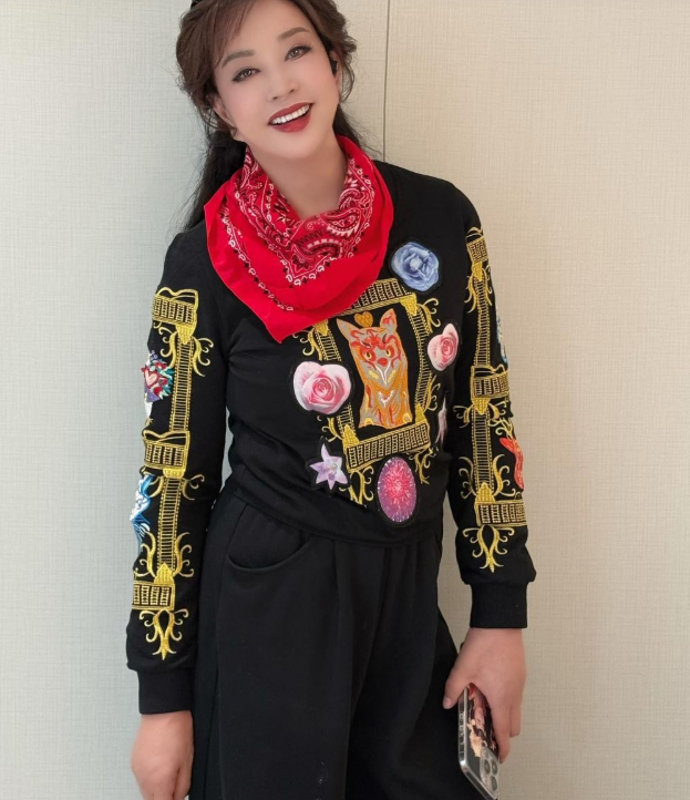 刘晓庆的这身穿着打扮真好看