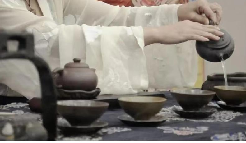 想降脂，不少茶都能帮上忙。像山楂茶，能降血脂还能降血压；荷叶茶可清暑祛湿，促进脂