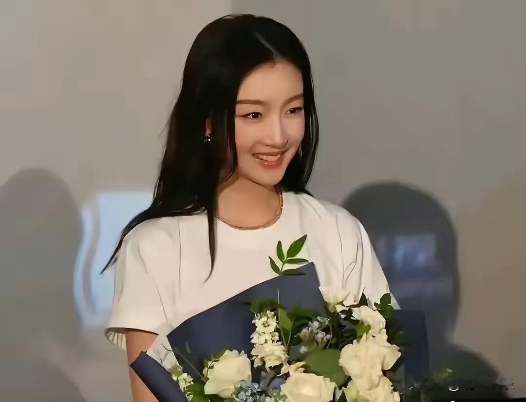 医美后的周冬雨，确实漂亮多了如果再增加些体重，把身材修饰好，那就更加完美了。