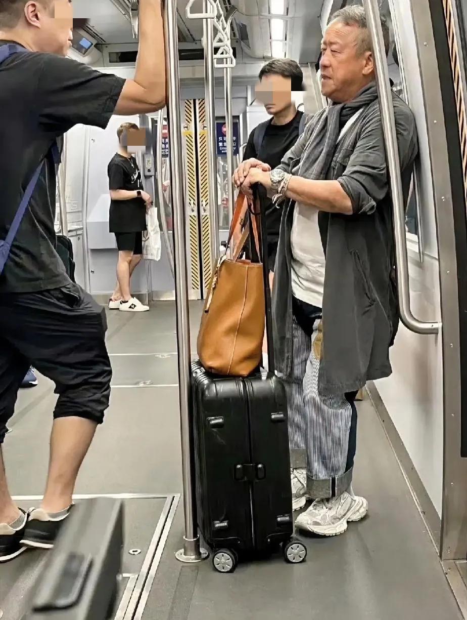 网友偶遇港台巨星坐地铁，低调帅气，和蔼可亲，打扮时髦，别人穿短裤他还围着围巾