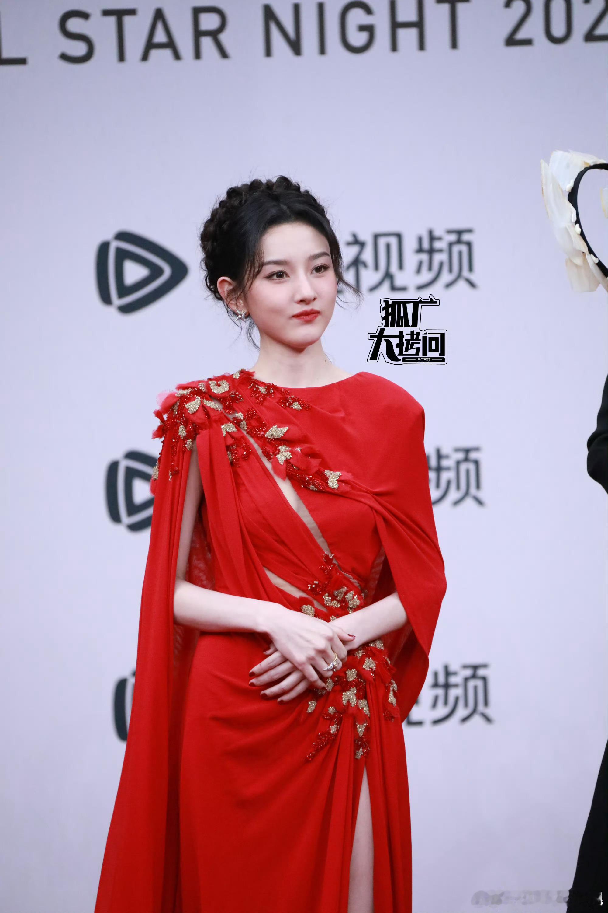 祖儿还是美貌，虽然这裙子更适合40+穿星光大赏红毯