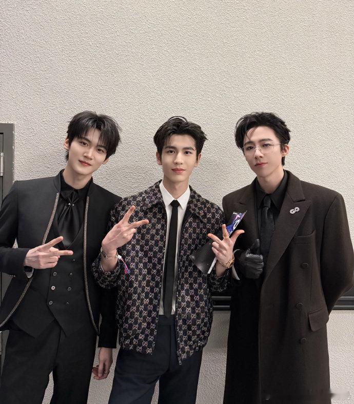 张凌赫刘宇宁周柯宇开推小分队合照张凌赫晒刘宇宁周柯宇合照张凌赫晒刘宇宁周柯宇合