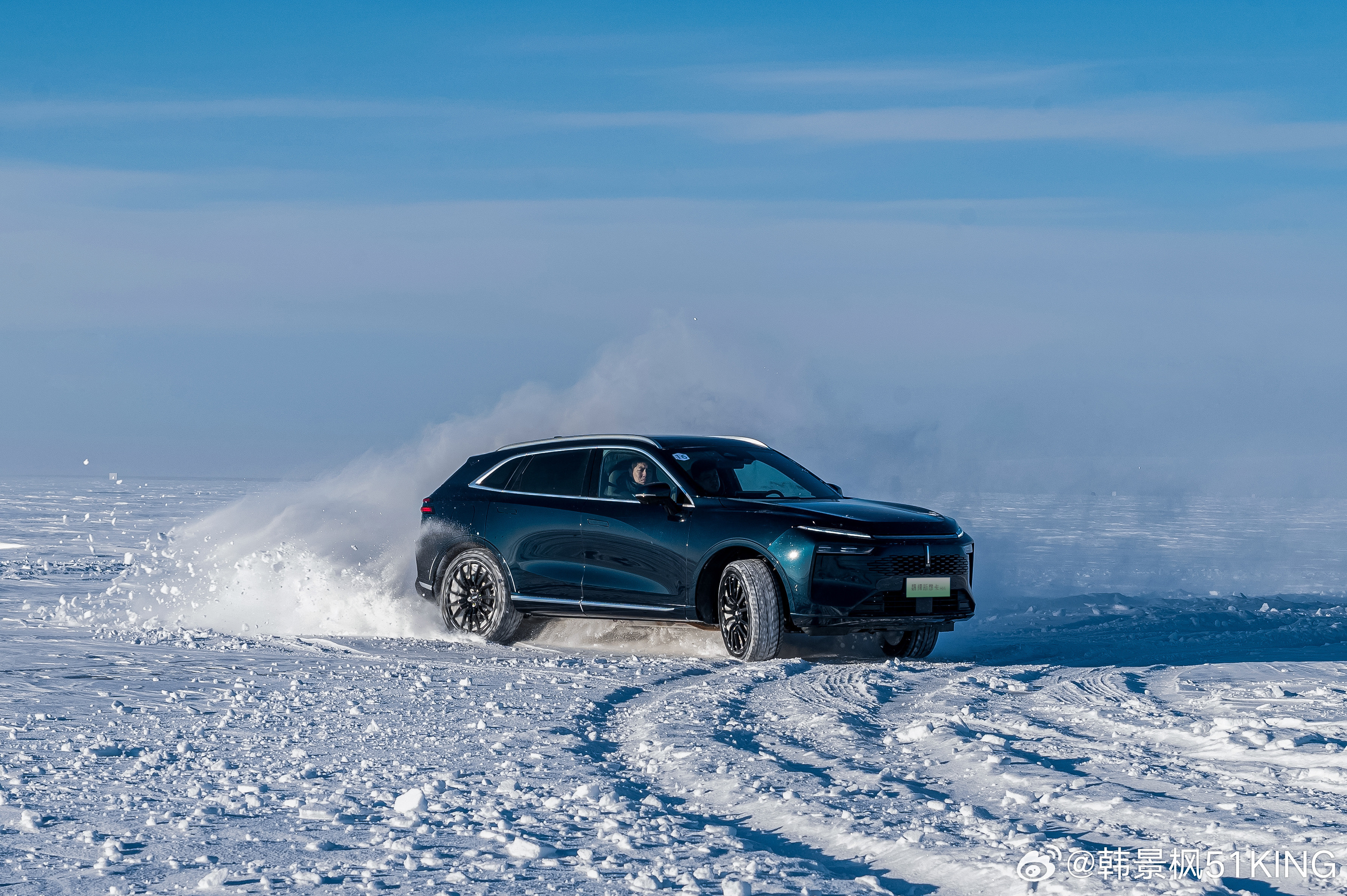 魏牌新摩卡Hi4是长城家族非常有诚意的产品，是标配智能四驱的大五座SUV。无论是