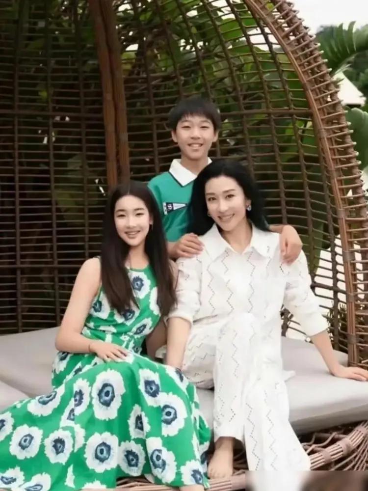 这一家人好幸福啊！苗圃依然那么美，白色的套装，长发飘飘，儿子颜值都很高，老公一