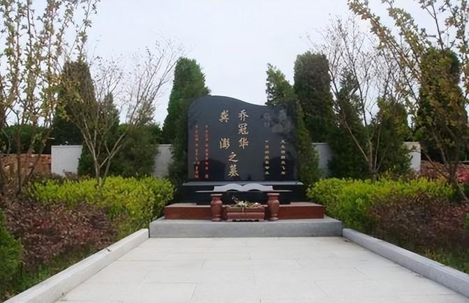 1985年乔冠华归葬故乡盐城遭到拒绝，妻子章含之无奈之下找到一个人帮忙，此人在当