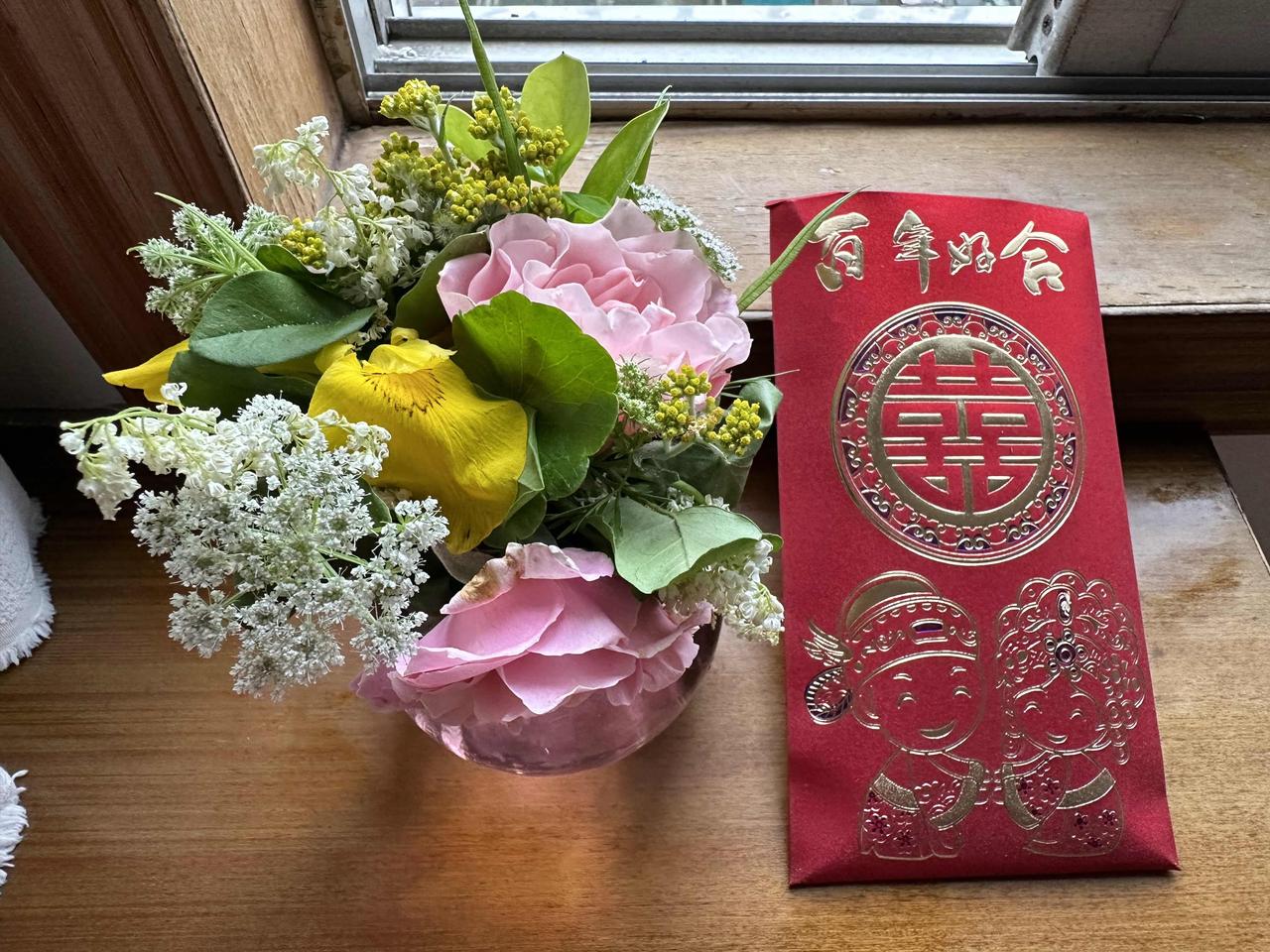 今天送出的这个结婚红包是不是很大？确实很大很大呢！从这红包的体型和鼓鼓的样子大