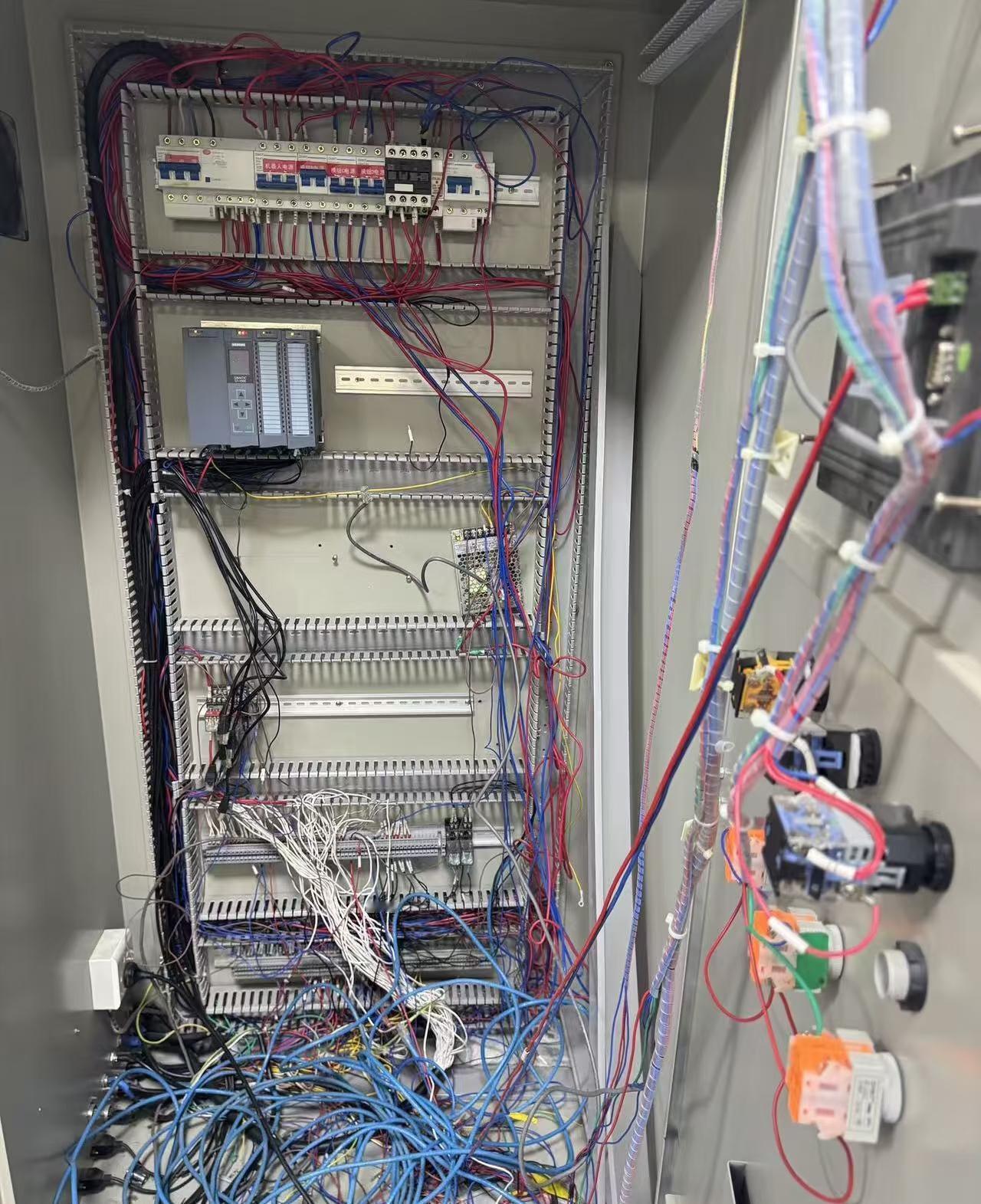 老板把这个新来的工程师给辞退掉了，因为老板很不满意这个工程师各方面，这个工程师也