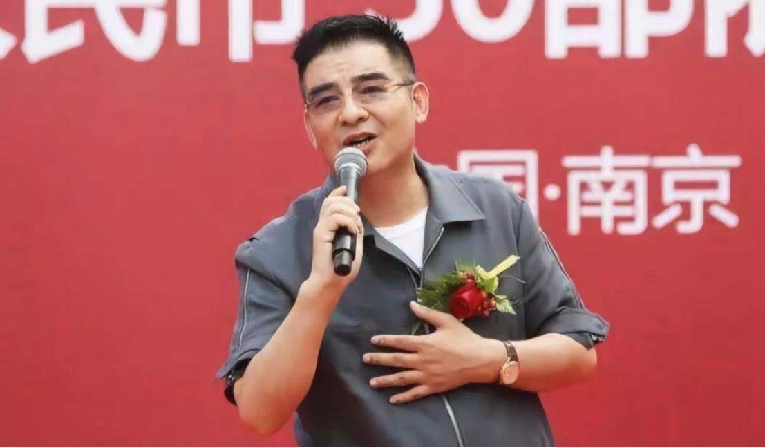 2020年，陈光标在南京工商银行取了2000万现金，装了9麻袋，又买了30辆依维