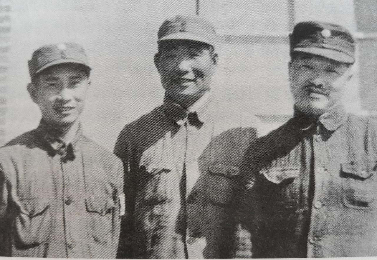 三位湖南老乡，共同战斗在陕甘宁。左边张经武是湖南炎陵人，中间萧劲光是湖南长沙人，