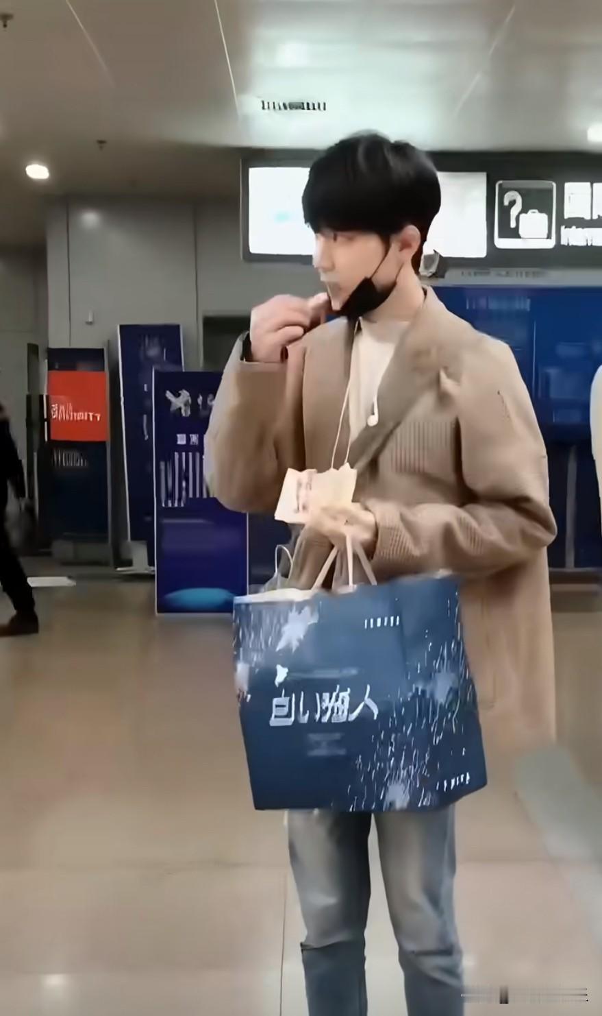 以前的肖战真的很喜欢吃零食，现在都看不到这一面了