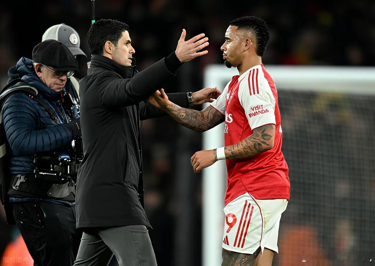 阿森纳球迷是万万没想到。这一个球没进，反而2比1赢了。在阿森纳2-1狼队的比赛，