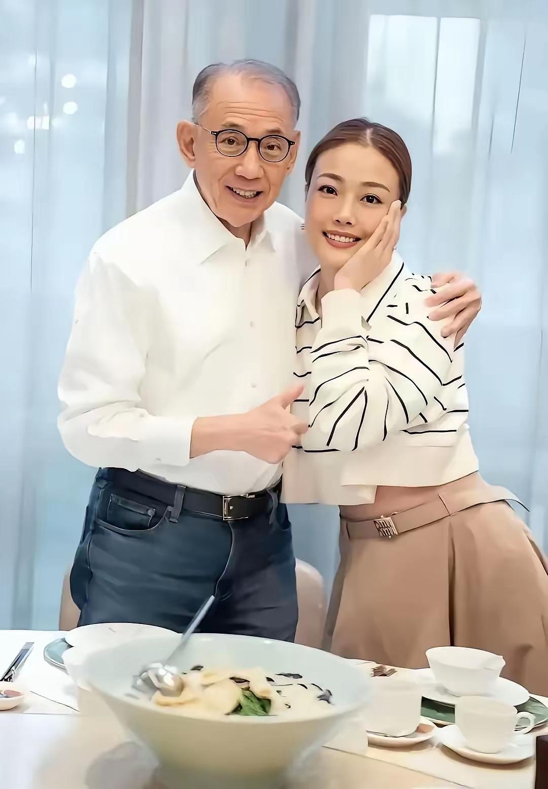 一位情感专家说：“一个掌握重要权力的男人盯上一个女人，这个女人最后一定会臣服，心