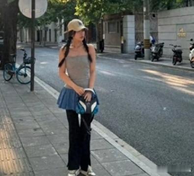 谁懂啊！虞书欣新出的双麻花辫抹胸造型，直接把松弛感玩明白了​​​