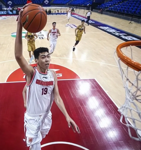 杨瀚森能够首轮16顺位被NBA球队选中，为什么徐昕不可以？原因还是在于，徐昕