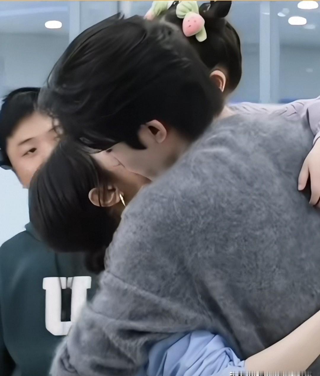 “孩子，亲妈妈一口。”导演话音刚落，宋威龙直接扭头，“啵”地一声亲在赵今麦脸