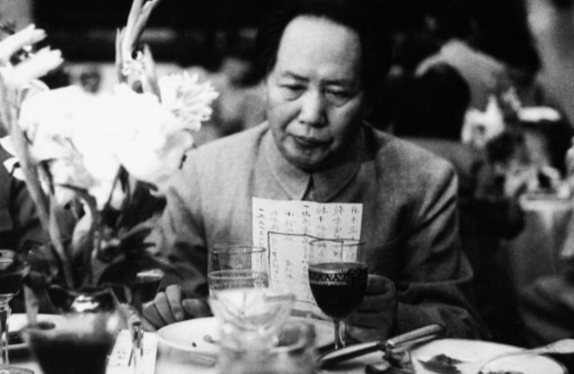 1943年，毛主席去南泥湾视察，王震请他吃了一桌大餐，临走时，毛主席看到桌子上剩