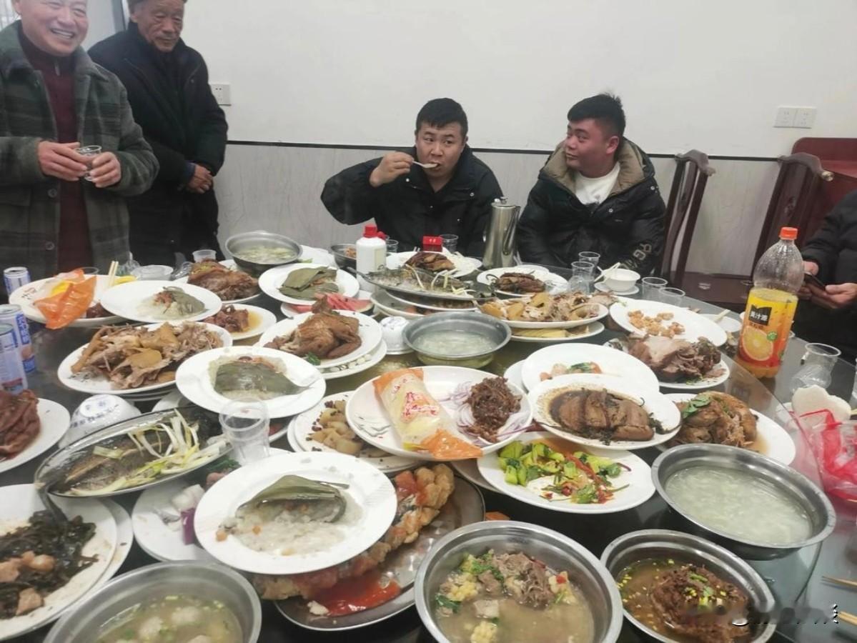 河北秦皇岛，男子参加朋友父亲的丧宴，当天连着两场都喝了些酒，散场后，男子骑电动车