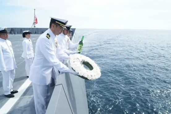 服役首日直奔战沉海域海上祭拜！日本新舰公开致敬侵华旧舰。当地时间7月上旬，日
