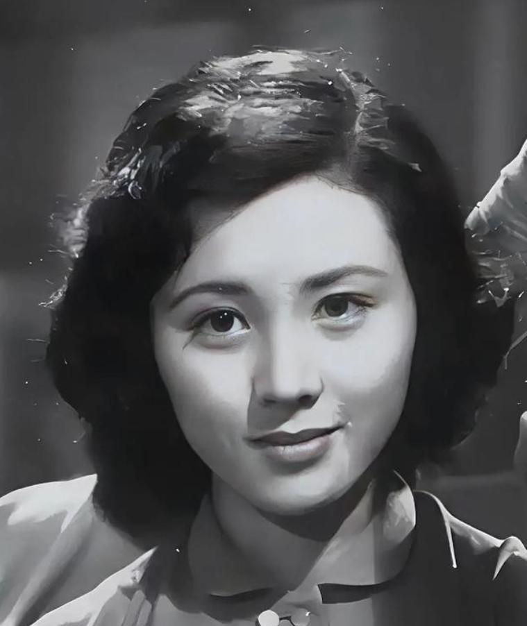 1942年，潜伏在八路军中的日本女特务张美智，刚参加完会议，却倚在门上对着游击队