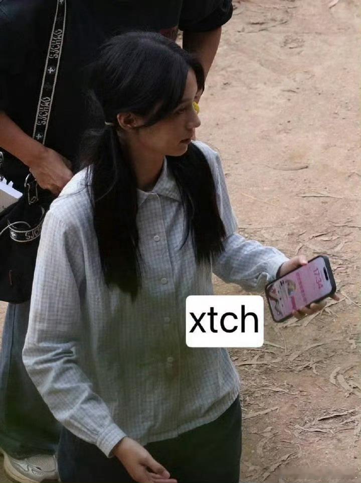 周也壁纸上写着别吃了林雪帆这么瘦了还在自律这个周也是好演员！