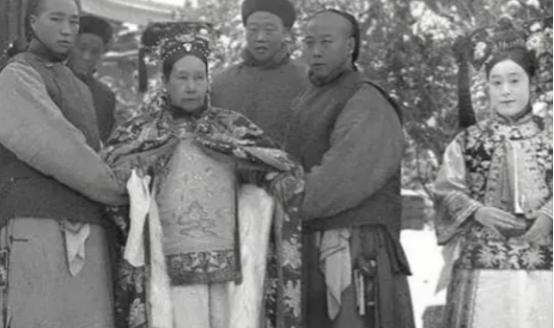 1903年的那个冬夜，红烛摇曳的新房里，60岁的刘祥一把扯下胸前的大红花，转身就