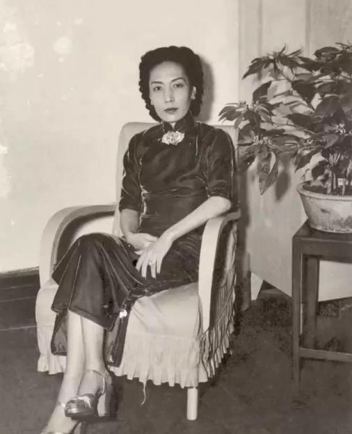 1965年，杜月笙的四姨太姚玉兰在一次玩牌时，忽然觉得浑身发热，坐卧不宁，心里总