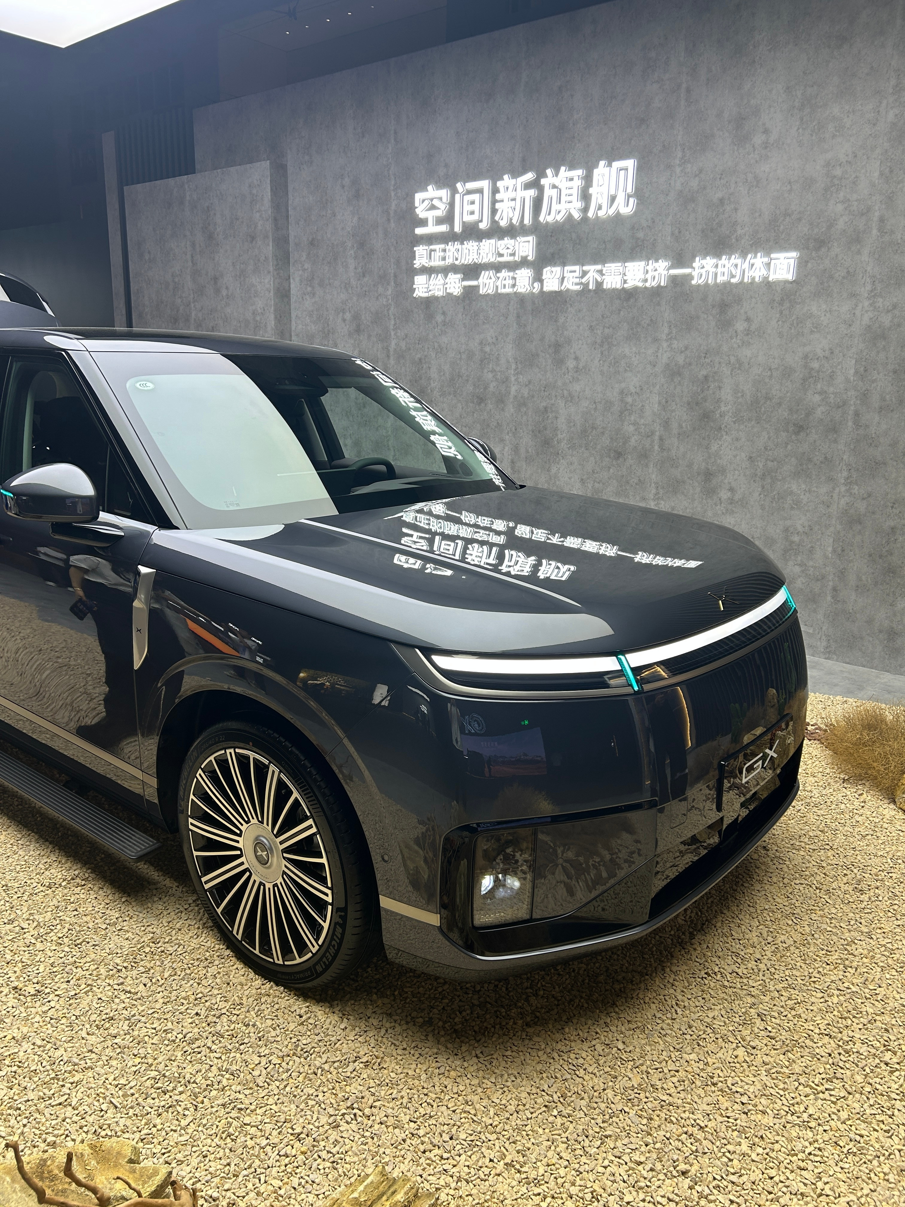 还记得前段时间看图的时候说感觉车头有点太下压，但实际刚现场仔细看了看，各个角度的